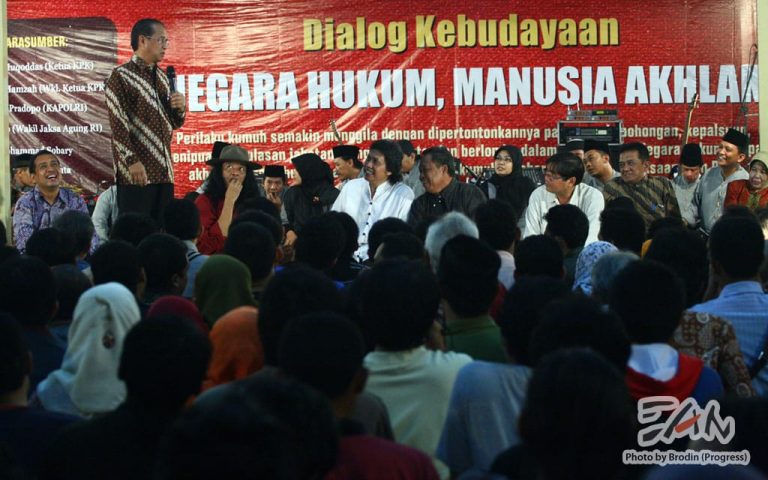 Busryo Muqoddas (Wakil Ketua KPK) memberikan penjelasan tentang acara Dialog Kebudayaan bersama Emha Ainun Nadjib, KiaiKanjeng.