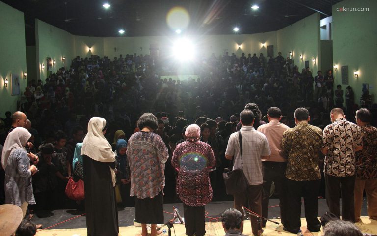 Acara Sarasehan Budaya FBS UNY 2012 ditutup dengan doa bersama yang dipimpin oleh Emha Ainun Nadjib.