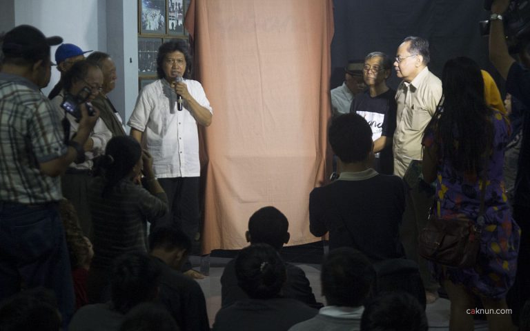 Cak Nun memberikan pengantar sesaat sebelum peluncuran Majalah Sabana. Foto oleh Adin Progress.