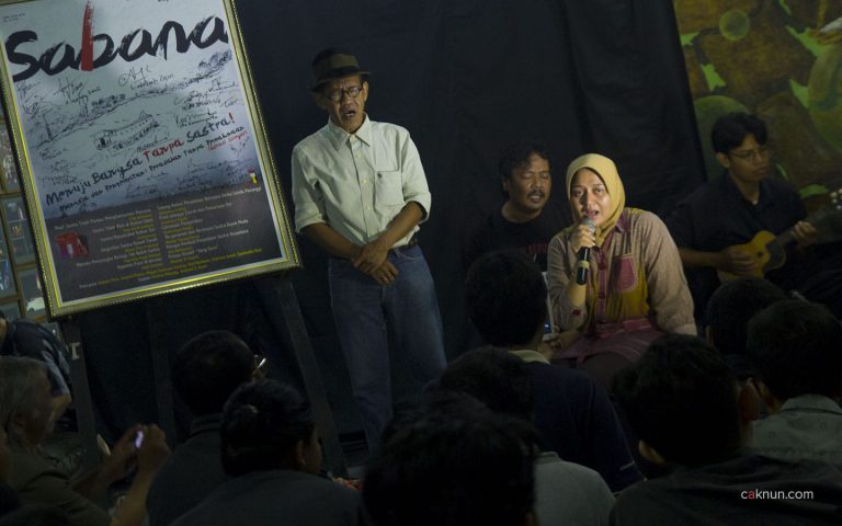 Setelah penandatanganan, mbak Novia Kolopaking diminta menyanyikan lagu "Syukur". Foto oleh Adin Progress.