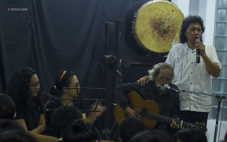 Untung Basuki menyanyikan lagu "Lepas-lepas". Foto oleh Adin Progress.