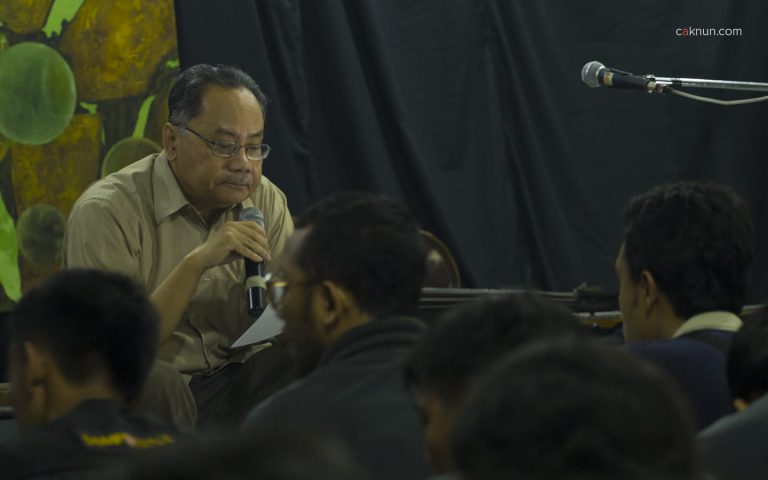 Bang Hadi (Ashadi Siregar) sedang menyampaikan pidato kebudayaan.