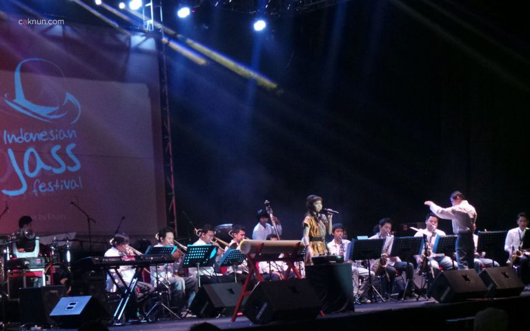 Penampilan KIRANA Big Band (Yogyakarta) mengawali event Indonesian Jass Festival 2013. Foto 01. Foto oleh Adin Progress.