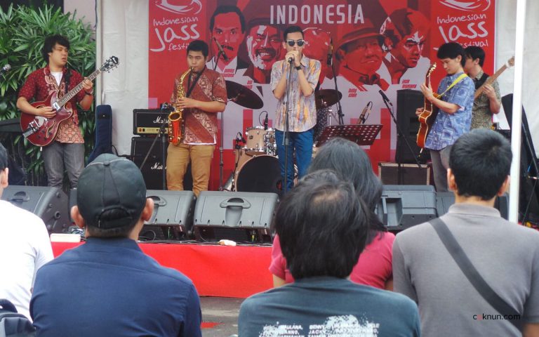 Suasana performance dari band-band di Stage Outdoor Indonesian Jass Festival 2013. Foto 07. Foto oleh Adin Progress.