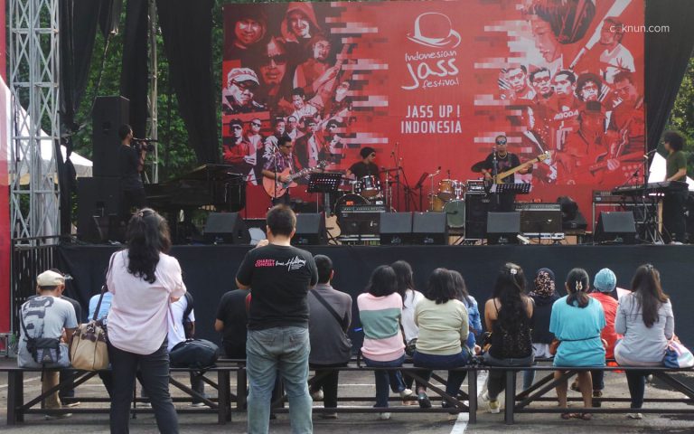 Suasana performance dari band-band di Stage Outdoor Indonesian Jass Festival 2013. Foto 08. Foto oleh Adin Progress.