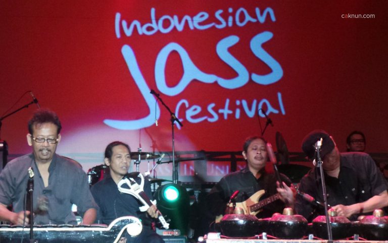 Inna Kamarie dan KiaiKanjeng. Indonesian Jass Festival 2013. Foto oleh Adin Progress.