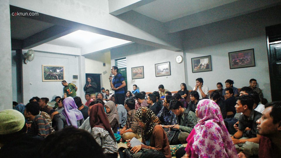 Suasana Diskusi KH. Fahmi Basya dengan audiens dalam Diskusi Buku Sewelasan #6 Perpustakaan EAN