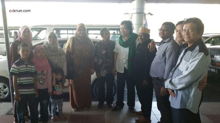 Cak Nun dan mbak Novia dijemput di Bandara Kinabalu oleh keluarga besar pak Ismail Malakalu.