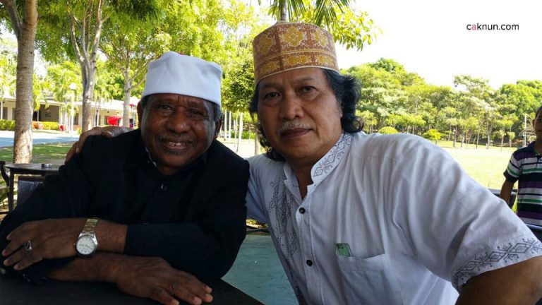 Bapak Ismail Malakalu dan Bapak Muhammad Ainun Nadjib.