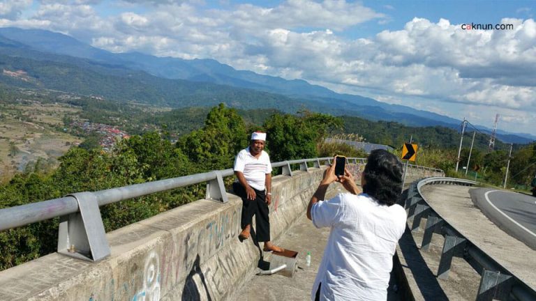 Menikmati suasana pegunungan Tambunan, Kinabalu.