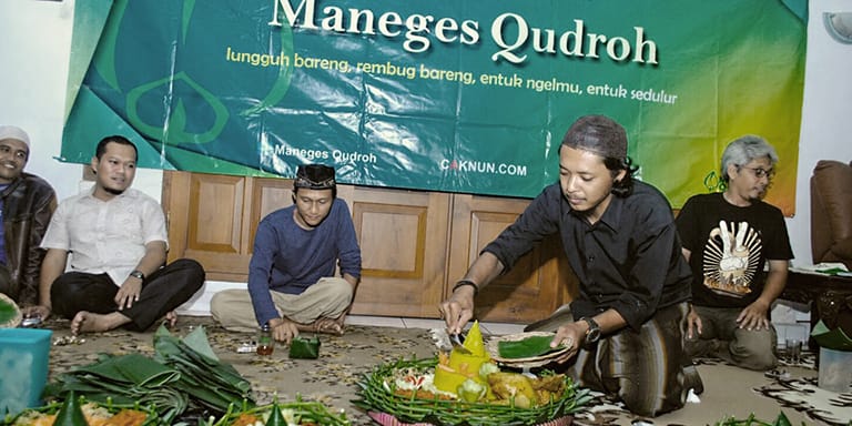 Filosofi Tumpeng yang juga memiliki fungsi budaya yang sama dengan kendi.