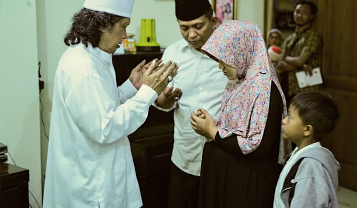 Mas Islam dan Mbak Dewi minta didoakan Cak Nun usai Mocopat Syafaat Desember 2015.
