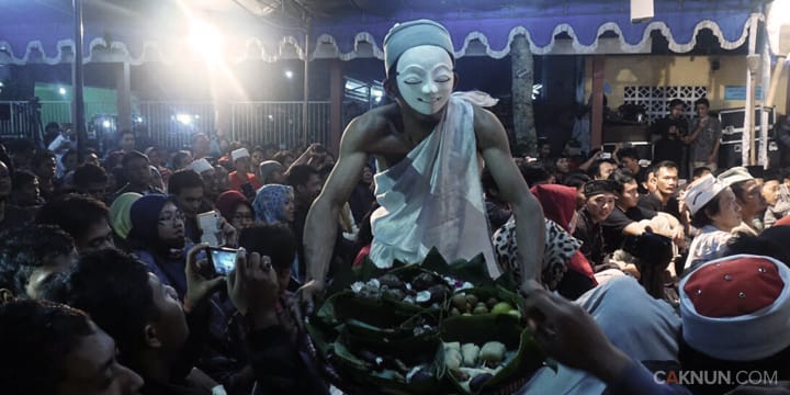 Salah satu perform persembahan Komunitas Lima Gunung