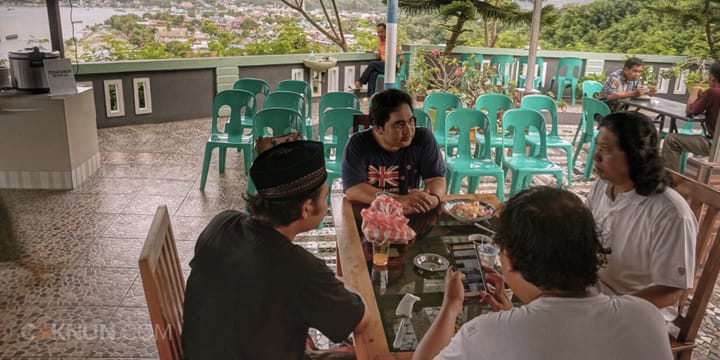 Cak Nun bersama Redaktur Maiyah