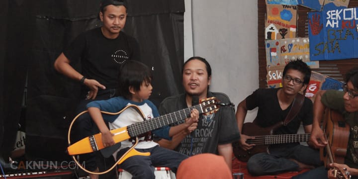 Morgan membawakan lagu Ruang Rindu bersama Letto.