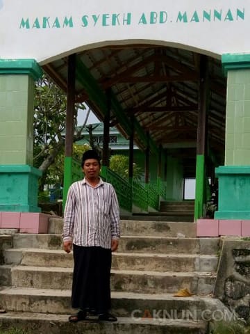 Di depan Makam Syekh Abd. Mannan