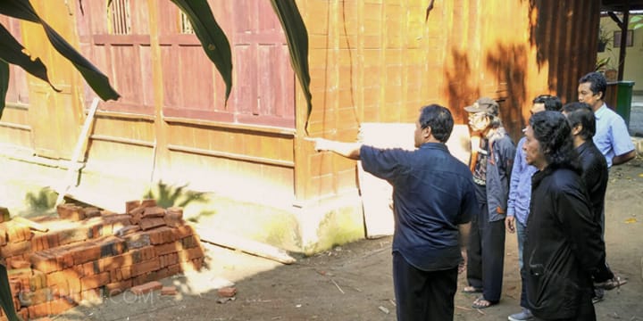 Meninjau pembangunan kompleks Pondok Padhangmbulan.