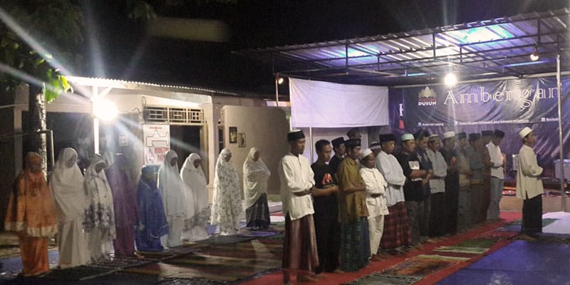 Sholat Tarawih sebelum forum dimulai.