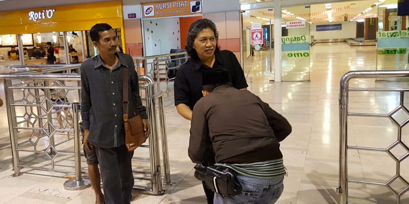 Cak Nun mendarat di Bandara Sultan Hasanuddin Makassar