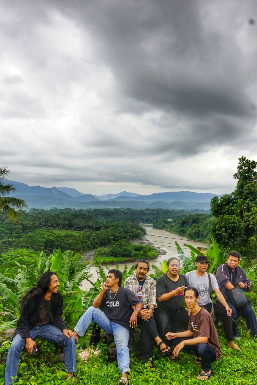 Bapak-bapak KiaiKanjeng di pinggir Kali Serayu.