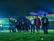 Terpal Biru Panitia Memayungi KiaiKanjeng