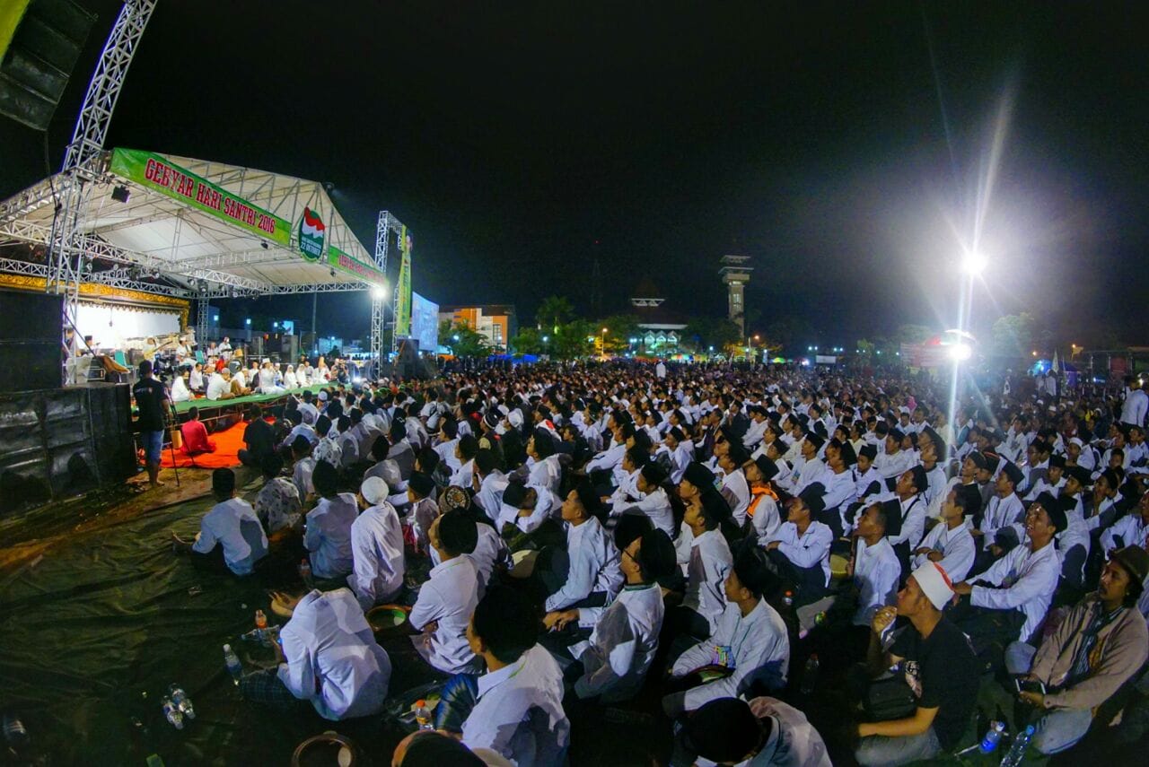 Dalam konteks negara, taat kepada konstitusi, bukan taat kepada pemerintah. 