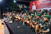 Prajurit TNI dan Polri Shalawatan