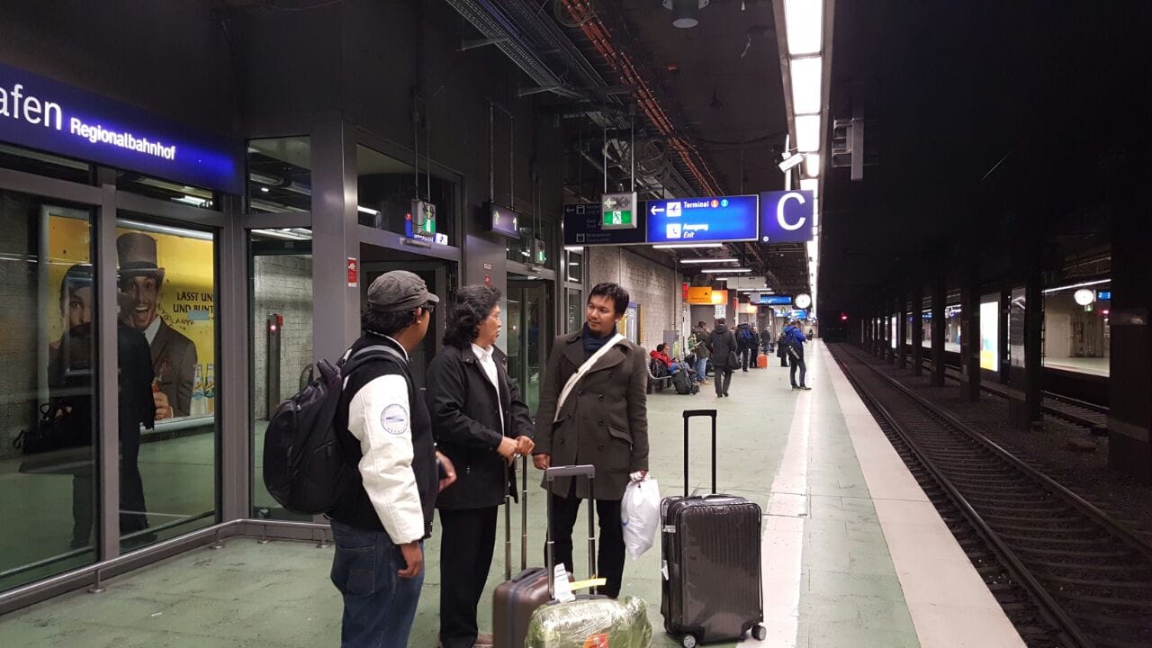 Dari Stasiun Flughafen menuju Stasiun Sentral Frankfurt di Hauptbahnhof