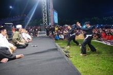 Pencak Silat Menyambut Kedatangan Mbah Nun