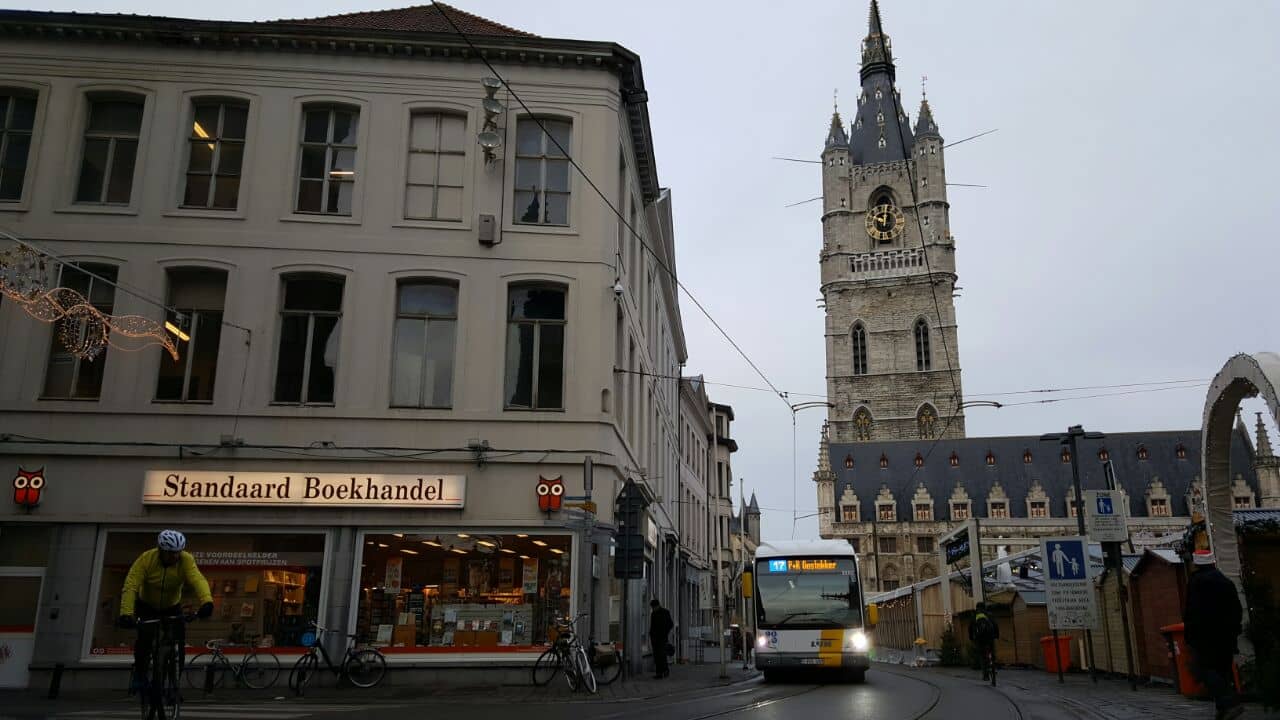 Melintasi kota tua Ghent sebelum mampir ngopi
