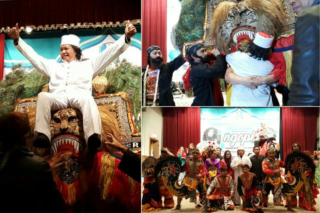 Kehadiran Cak Nun dan Ibu Novia disambut pagelaran seni Jaranan dan Reog Ponorogo.