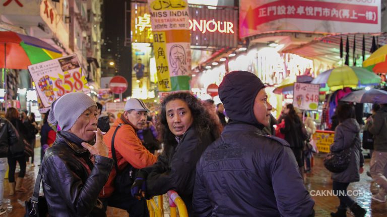 Menikmati keramaian malam di Mong Kok Market, Hongkong.