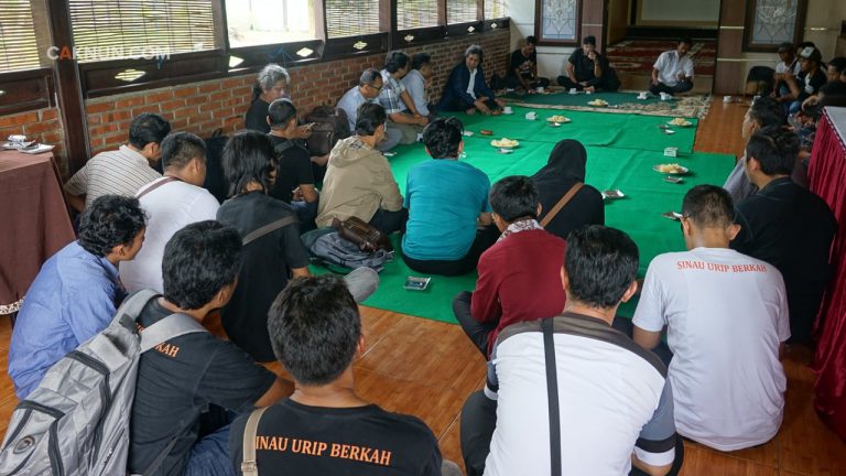 Setelah tiga jam perjalanan dari Pekalongan, pukul 13.30 Cak Nun KiaiKanjeng tiba di Purbalingga.