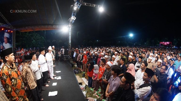 Cak Nun, Bupati H. Tasdi, para pemuka, dan masyarakat Purbalingga sudah bersatu dalam Sinau Bareng di Alun-alun Purbalingga malam ini.