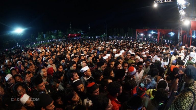 Puncak Sinau Bareng di Alun-alun Purbalingga. Ribuan anak muda jauh dari “pusat” itu sangat mencintai Maiyah. Antri rapi mereka bersalaman dengan Mbah Nun.