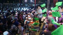 Antusiasme Santriwati Bersama Kiaikanjeng