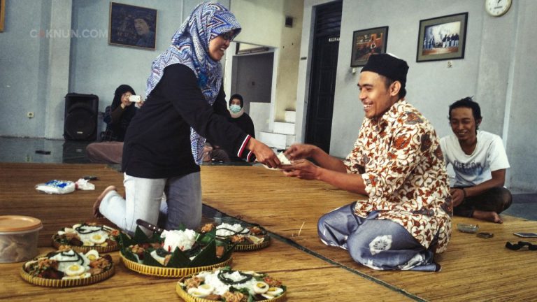 Potong tumpeng ultah Perpus EAN ke-4 usai Jum’atan kemarin siang di Rumah Maiyah Kadipiro oleh Ibu Nadhroh As-Sariroh.