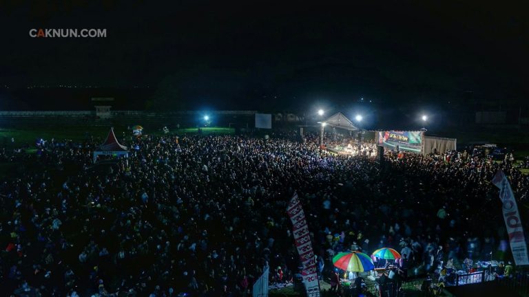 Malam ini, 13 April 2017, Cak Nun dan KiaiKanjeng menemani ribuan warga Nahdliyin Magetan yang sedang memeringati Harlah NU ke-94 bertempat Stadion Yosonegoro Magetan.