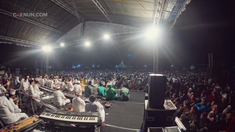 Suasana malam ini. Masyarakat Nahdliyin menyimak full perhatian paparan Mbah Nun. Semua rapi di setiap penjuru stadion. Tak ada yang mondar-mandir mencuri perhatian. Magetan menyerap ilmu Mbah Nun.