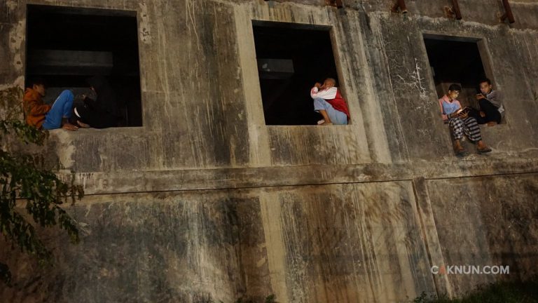 Beberapa jamaah menyimak maiyahan dari tembok tribun Stadion Yosonegoro Magetan.