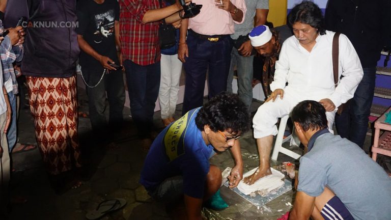 Semalam di Mocopat Syafaat, seniman patung Lindu Praseki mencetak kaki Mbah Nun. Ia sedang mencetak kaki banyak tokoh yang akan disimpannya dalam satu museum.