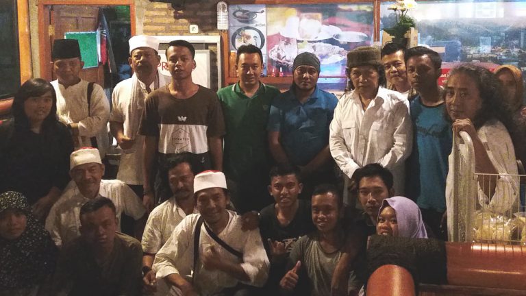 Mbah Nun meminta foto bersama karyawan Xafier Cafe dan KiaiKanjeng di Sarangan, Kamis 13 April 2017.