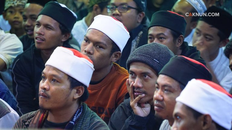 Kalau boleh bilang, kelemahan kita selama ini adalah terlalu banyak menggunakan kata ‘Islam’ untuk label-label. Harusnya, kata ‘Islam’ itu kita eman-eman