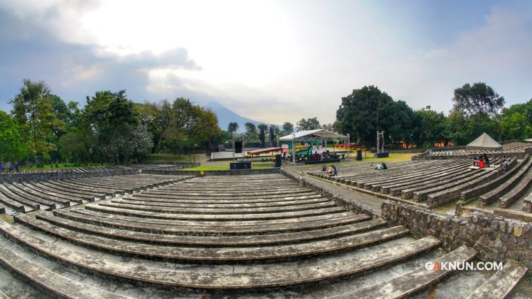 Ampiteater Terbuka Taman Candra Wilwatikta Pandaan malam ini akan menjadi tempat Sinau Bareng.