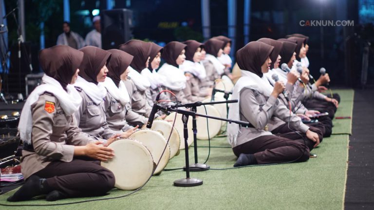 Ibu-ibu Polwan bershalawat membuka suasana awal sebelum Sinau Bareng dimulai.