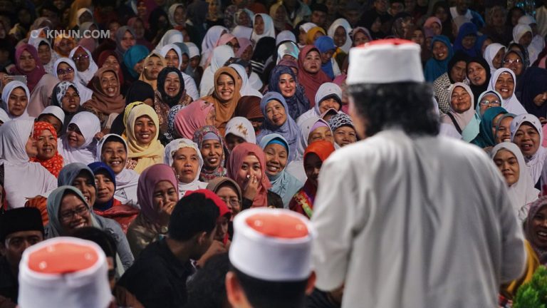 Kita semua perlu belajar kepada Cak Nun bagaimana seharusnya memahami semua itu menurut al-Quran