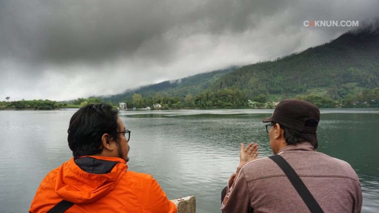 Pak Bayu dan Adit sedang berembuk dan bersimulasi berlatih menjadi penghuni surga di tepi telaga Sarangan.