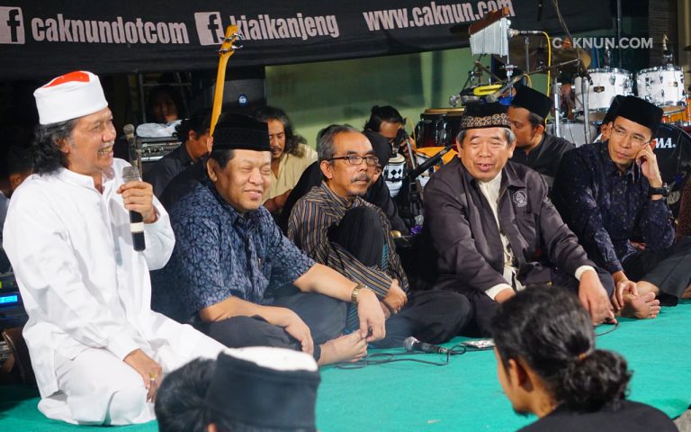 Cak Nun bersama Tuan Guru Bajang di Mocopat Syafaat Yogyakarta