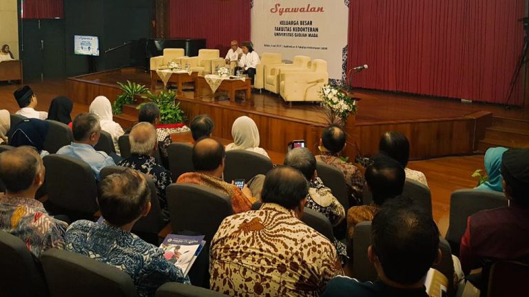 Pagi tadi (04/07/2017) Cak Nun menghadiri undangan Syawalan yang diselenggarakan Keluarga Besar Fakultas Kedokteran UGM.