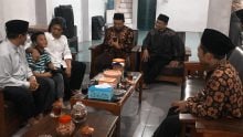 Silaturahmi DPP HTI Kepada Cak Nun